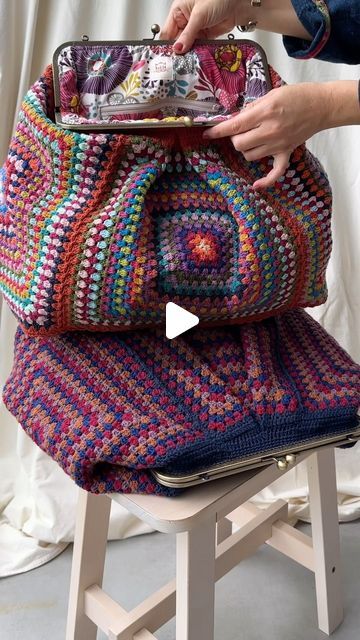 Crochet Big Bag, Granny Crochet Bag, Crochet Bag Granny Square, Crocheted Purses, Boho Chic Bags, Womens Crochet Patterns, Free Tote, Crochet Daisy, Crochet Clutch