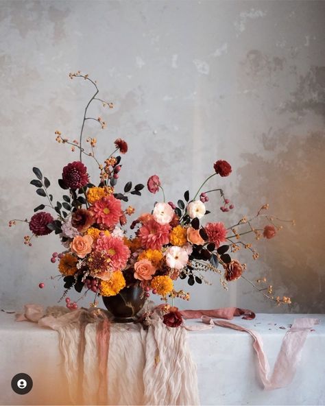 Maximalist Flowers, November Flower, Autumn Florals, Thanksgiving Floral, Modern Flowers, Spanish Wedding, Table Flower, Floral Design Studio, Fall Wedding Flowers