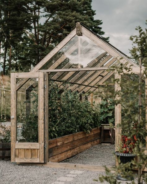 Greenhouse Window Ideas, Mediterranean Greenhouse, Narrow Greenhouse, Greenhouse Planters, Cute Greenhouse, Simple Gardens, Chic Greenhouse, Greenhouse Inside, Wood Greenhouse