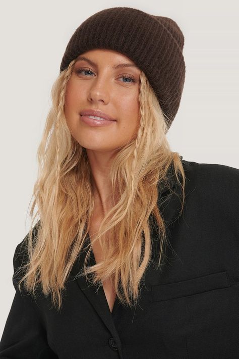 Hairstyles With Bennie, Hairstyles For Beanies Winter, Hair Styles Beanie, Hairstyles With A Hat Winter, Winter Cap Hairstyles, Winter Hairstyles With Beanies, Hat Hairstyles Winter, Hair Styles To Wear With A Beanie, How To Style Hair With A Beanie