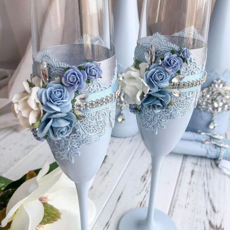 Glasses Decoration Ideas, Wedding Glasses Decoration, Champagne Glasses Decorated, Decorations For Kitchen, Glass Painting Ideas, Light Blue Quince, Glass Decor Ideas, Wedding Halls, Wedding Champagne Glasses