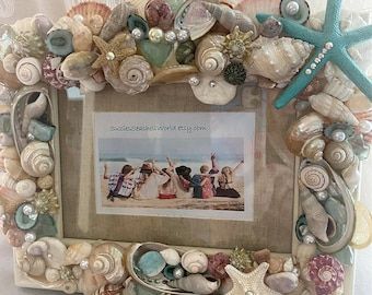 Seashell Mirror Diy, Seashell Diys, Sea Shell Display Ideas, Seashell Picture Frames, Shell Wall Art, Seashell Frame, Beach Themed Crafts, Shell Display, Shells Beach