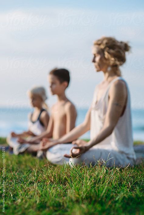 Meditating In Nature, Family Meditation, Yoga Photoshoot Ideas, Woman Meditating, Group Meditation, Therapy Website, Meditation Photos, Yoga Photoshoot, Group Yoga