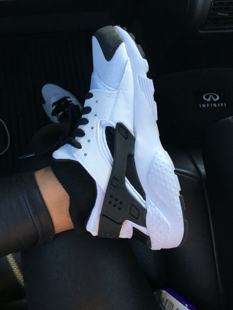 Nike huaraches black and white Huarache Nike, Nike Shoes Huarache, Black Huarache, Huaraches Shoes, Black And White Shoes, Nike Air Shoes, Fresh Shoes, Hype Shoes, Best Sneakers