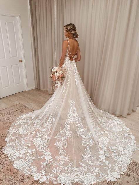 Wedding Dresses Big Train, Backless A Line Wedding Dress, Elegant Flowy Wedding Dress, Corset Flowy Wedding Dress, Marry Someone Who, Big Wedding Dresses, Dream Wedding Decorations, Wedding Dress Flowy, Long Train Wedding Dress