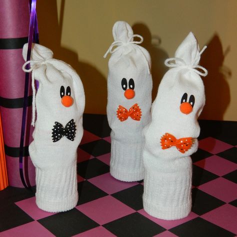 What Happens at Grandma's: October 2014 Ghost Puppet, Sock Bunny, Ghost Crafts, Glue Craft, Halloween Ghost Decorations, Halloween Socks, Sock Crafts, Ghost Decoration, Halloween Craft