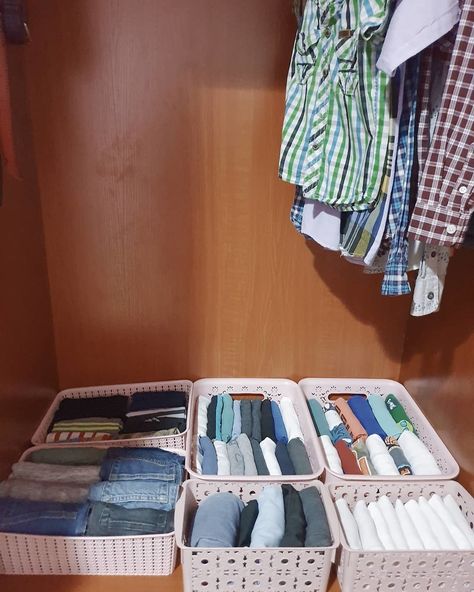 Hostel Wardrobe Organisation, Hostel Organisation, Small Cupboard Organization Clothes, Cupboard Organiser Clothes, Almirah Organising Ideas, Cupboard Organization Clothes, Folding Sweaters, Organize Inspiration, Small Wardrobe Organisation