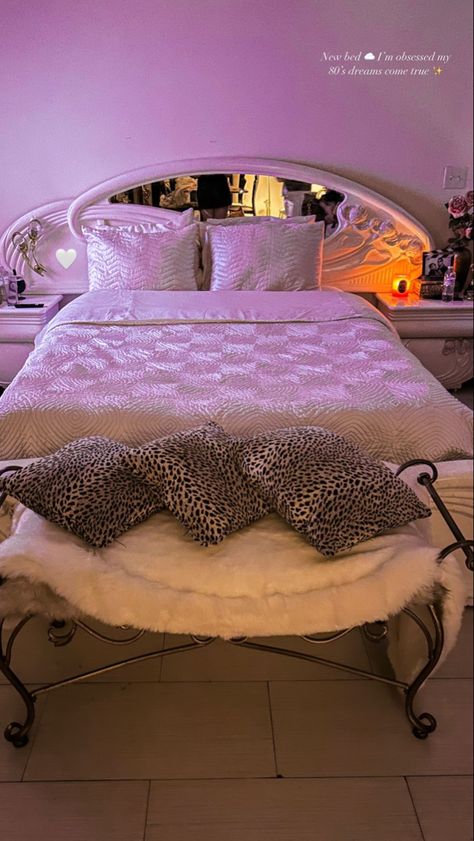 Paris Hilton Bedroom, Pink And Cheetah Bedroom, Leopard Room Ideas Bedrooms, Leopard Print Bedroom Decor, 2000s Apartment, Cheetah Print Rooms, Cheetah Print Bedroom, Leopard Bedroom Decor, Leopard Print Bedroom