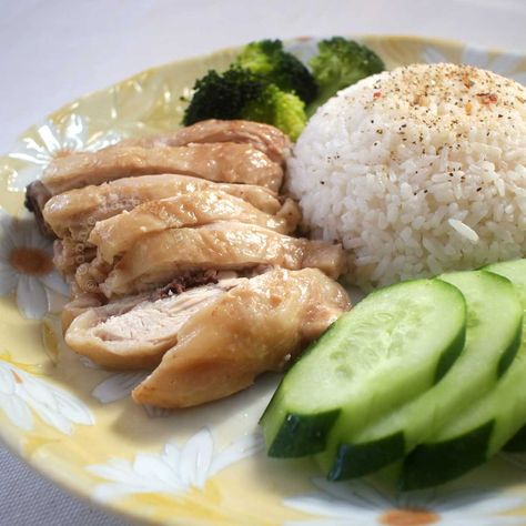 Instead of a whole chicken, thighs are poached in broth and Shao xing rice wine with garlic, ginger and scallions. Authentic taste of Hainanese chicken with a shorter cooking time. Poached Chicken Thighs, Ginger Scallion Sauce, Broccoli Bites, Chicken Broccoli Rice, Hainanese Chicken, Ginger Slice, Chicken Slices, Poached Chicken, Asian Fusion