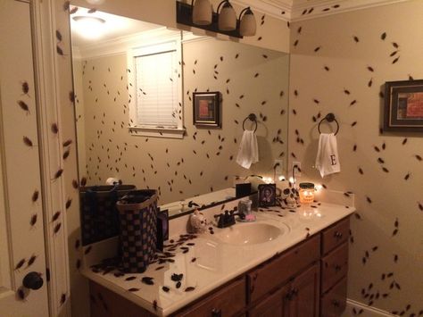 Halloween Bathroom Decorations, Halloween Pranks, Halloween Bathroom, Hallowen Ideas, Casa Halloween, Creepy Decor, Modern Halloween, Adornos Halloween, Creation Deco