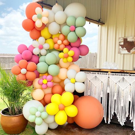 Flower Power Balloon Arch, Colorful Flower Birthday Theme, Flower Power Pool Party, Spring Ballon Decoration, Groovy Balloon Backdrop, Balloon Decorations Flowers, Flower Balloon Arch Diy, Flower Power Bridal Shower Theme, Flower Power Party Ideas