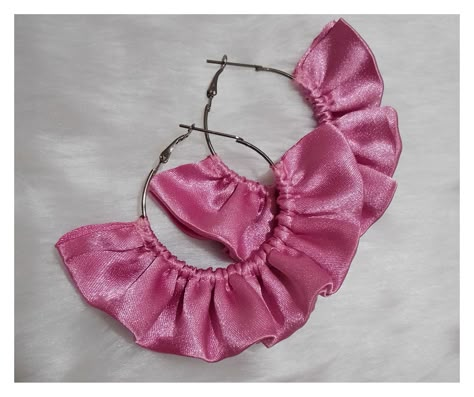 Upcycle Accessories, Aretes Diy, Ruffle Scrunchie, Canvas Shoes Diy, Earrings 2024, Diy Hair Accessories Ribbon, Diy Fabric Jewellery, Scrunchies Diy, Fabric Jewellery