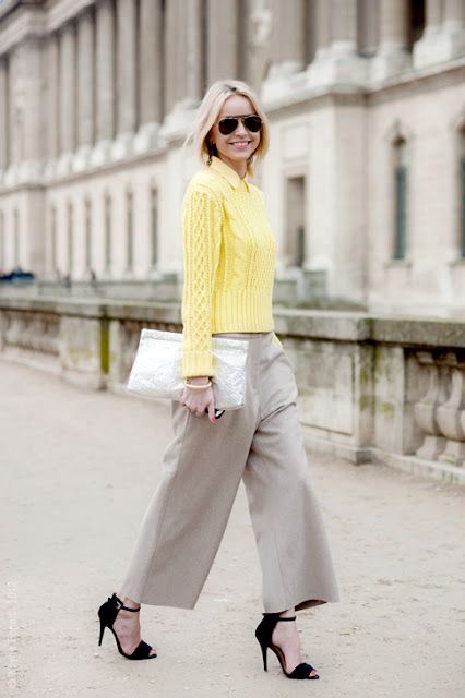 Timeless Chic Yellow Jumper Outfit, Yellow Sweater Outfit, Spring Sweater Outfits, Yellow Jumper, Yellow Knit Sweater, Knit Sweater Outfit, Street Style Aesthetic, Jumper Outfit, Timeless Chic