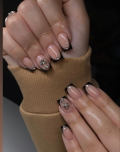 Square Acrylic Nails Short Black, Cute Short Alt Nails, Alt Nails Acrylics Short, Short Nails Extravagant, Black Glam Nails Short, Emo Y2k Nails Short, Short Black Square Nails Designs, Short Nails Graduation, Short Nail Inspo With Charms