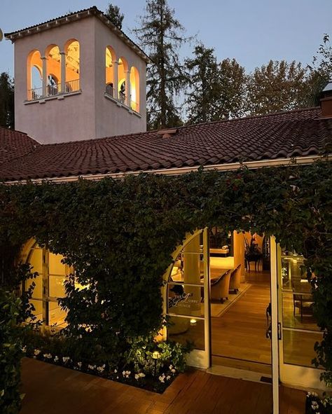 Hotel Bel-Air on Instagram: "A beautiful Bel-Air evening. 🕯" Bel Air Hotel, Bel Air House, Hotel Bel Air, Lake Hotel, Daisy Jones, Urban Oasis, Mission Style, Bel Air, Luxury Travel