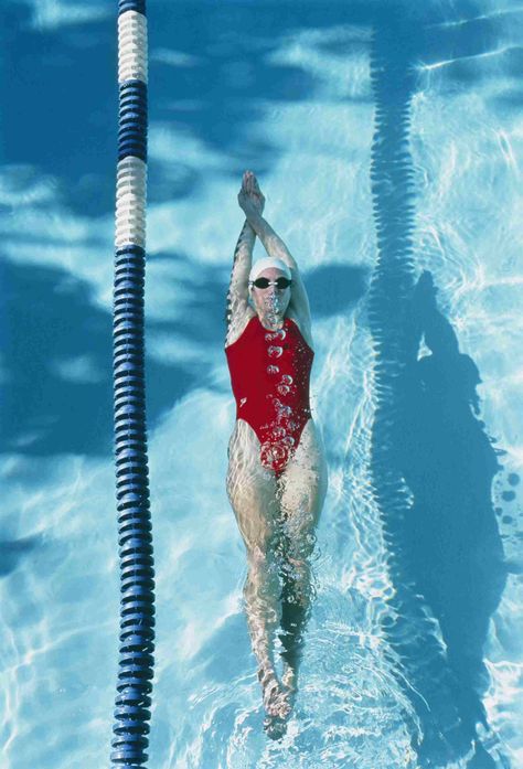 Swimmer underwater in pool. Backstroke Start, Swimming Jokes, Swimming Photography, Swimming Photos, Swimming Pictures, Swimmers Life, Best Swimmer, Swim Life, Competitive Swimming