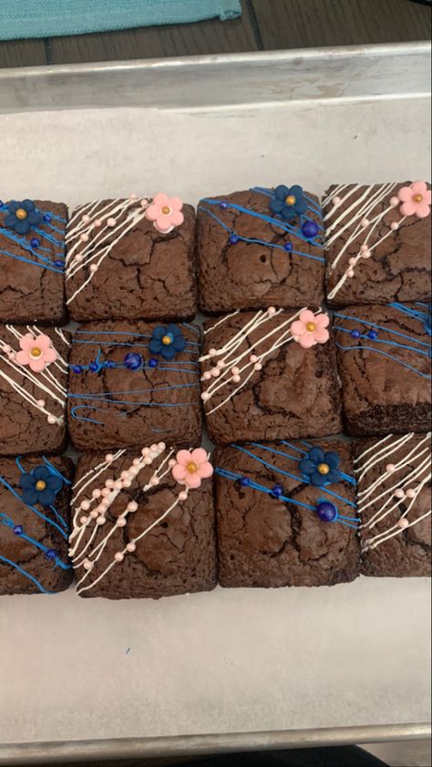 Brownies with chocolate drizzle and a fondant flower Cute Brownie Decorating Ideas, Brownie Decorating Ideas Design, Decorated Brownies, Brownie Treats, Mini Brownies, Baby Shower Gift Box, Icing Design, Baby Shower Treats, Brownie Cupcakes