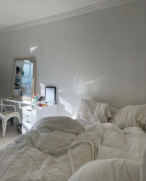 White Bed Aestethic, White Bedspread, Nyc Rooms, White Bedspreads, White Bed, Apartment Aesthetic, Redecorate Bedroom, Pretty Room, House Room