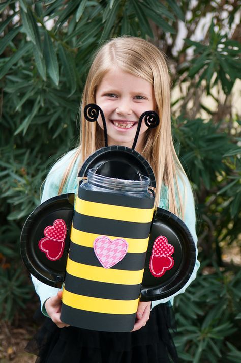 Bumble Bee Valentine's Day Box... Diy Valentine's Mailbox, Unique Valentine Box Ideas, Mailbox Diy, Valentine Box Ideas, Girls Valentines Boxes, Diy Valentines Box, Valentine Boxes For School, Kids Valentine Boxes, Bee Valentine