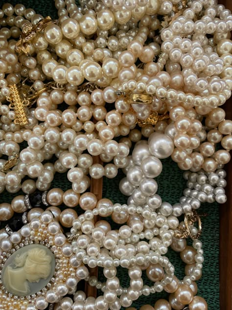 Pearls Wallpaper, Pearl Necklace Aesthetic, Pearls Aesthetic, Pearl Aesthetic, Pearl Wallpaper, Downtown Manhattan, Classy Jewelry, Aphrodite, Pretty Jewellery