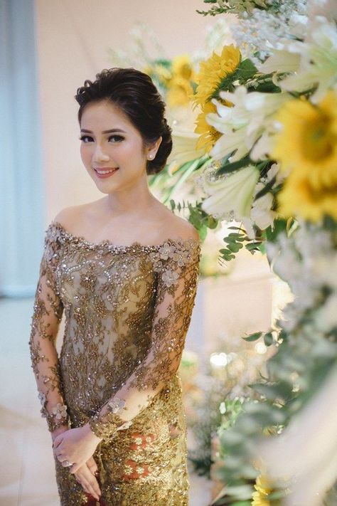 10 Kebaya Anti Mainstream yang Bikin Acara Lamaran Tak Terlupakan Renda Kebaya, Indonesian Kebaya, Kebaya Lamaran, Kebaya Lace, Batik Dress Modern, Indonesian Culture, Kebaya Wedding, Kebaya Modern Dress, Modern Kebaya