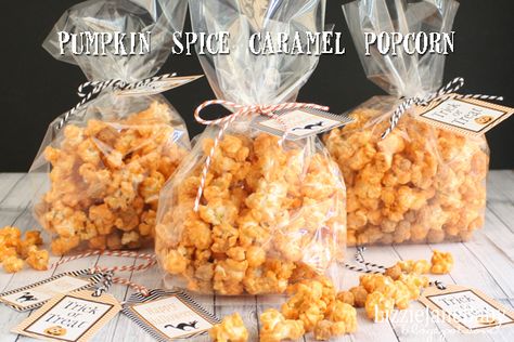 Pumpkin Spice Popcorn recipe with free Halloween printable gift tags - Liz on Call Spooky Party Ideas, Turtle Cookies Recipe, Quick Halloween Treats, Caramel Apple Popcorn, Apple Popcorn, Spiced Popcorn, Pumpkin Eater, Caramel Bits, Easy Halloween Food