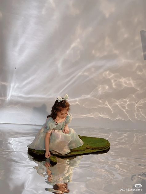 Aesthetic Studio Photoshoot Background, Ethereal Set Design, Mylar Foil Photoshoot, Mylar Photography, Studio Set Design Photography, Mylar Photoshoot, Photoshoot Set Design, Painting Diy Ideas, Conceptual Fashion Photography