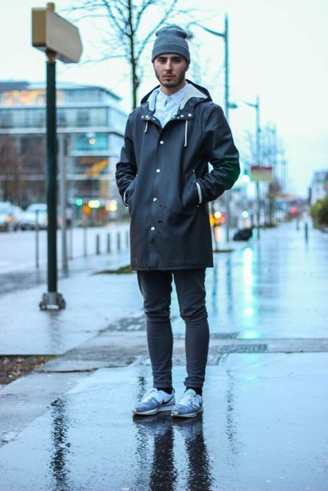 http://www.todayshype.com/2014/02/stylehype-20-of-best-streetwear_16.html Rainy Day Outfit Men, Outfit Sport, Rain Outfit, Raincoat Outfit, Black Rain Jacket, Mens Raincoat, Coat Street Style, Yellow Raincoat, Coat Outfit