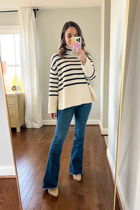 Oversized Sweater With Flare Jeans, Boot Leg Pants Outfits, Flare Jeans Outfit Winter Casual, Flare Jeans Winter Outfit, Bell Bottom Jeans Outfit Fall, Flare Jeans Outfit Fall, Flare Jeans Winter, Flared Jeans Outfit Fall, Flare Jean Outfit