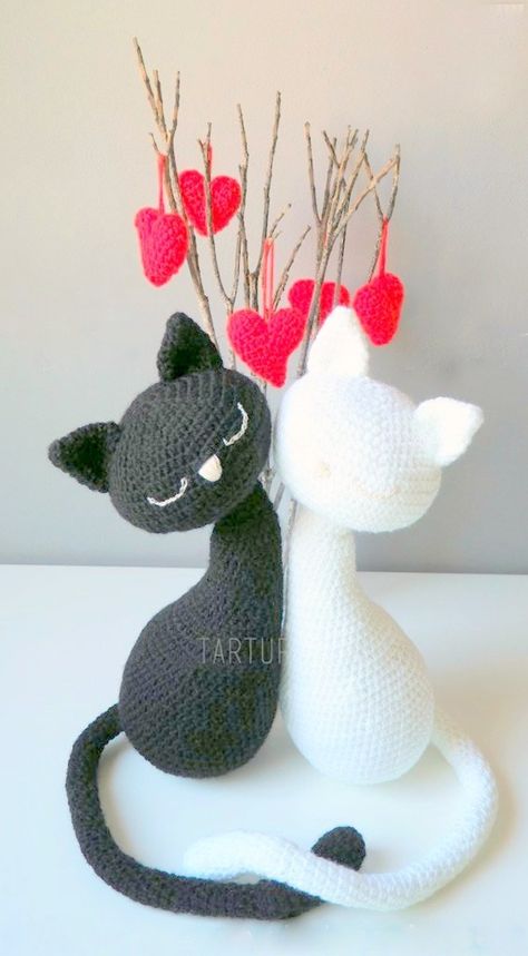 Crochet Valentines Ideas, Valentine Cats, Valentine Cat, Crochet Valentines, Crochet Valentine, Amigurumi Knitting, Cat Crochet, Animals Crochet, Animal Knitting Patterns