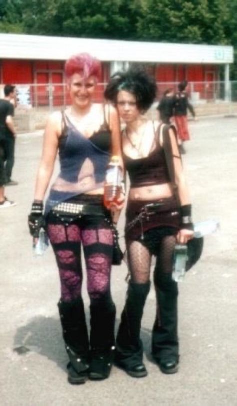 New Wave Outfits, 2000s Punk Fashion, 90s Alternative Fashion, Riot Grrrl Fashion, New Wave Fashion, Glam Rock Style, 2000s Punk, Punk Style Outfits, Arte Punk