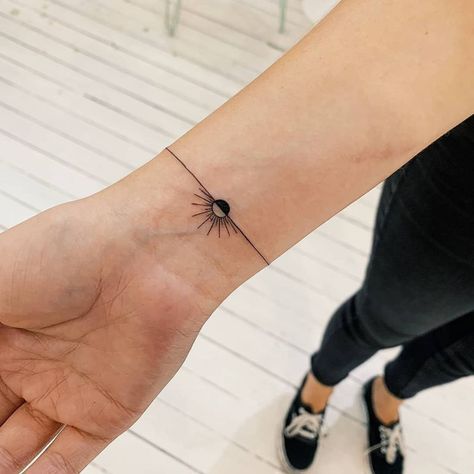 Wrist Bracelet Tattoo, Sun Bracelet, Bracelet Tattoo, Silhouette Tattoos, Sun Tattoos, Geniale Tattoos, Tiny Tattoo, Tattoo Bracelet, Sun Tattoo