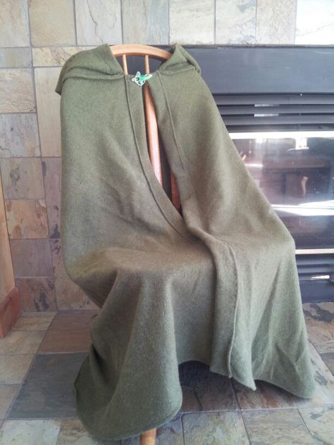 Lord of the rings cloak Cosplay Lord Of The Rings, Lord Of The Rings Cloak, Lord Of The Rings Wedding Dress, Lotr Clothes, Diy Lord Of The Rings, Lord Of The Rings Dress, Hobbit Birthday, Lotr Party, Minas Tirith