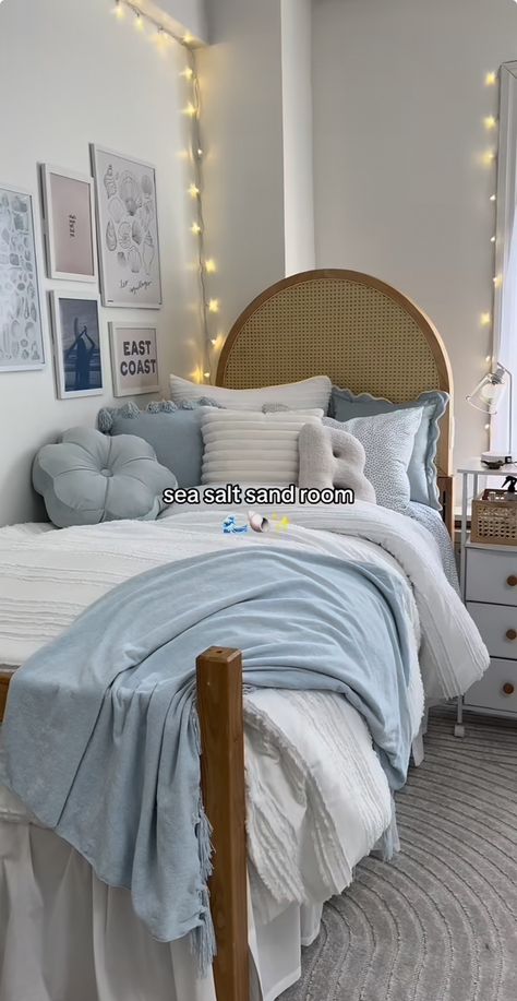 Beach Aesthetic Rooms Ideas, Tsitp Room Decor, Cute Room Simple, Sea Salt And Sand Room, Room Ideas Bedroom Beach, Beach College Dorm, Room Ideas Beachy Aesthetic, Tsitp Aesthetic Room, Beach Aesthetic Dorm Room