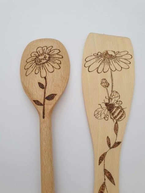 Bee Pyrography, Wood Burned Spoons, Wood Burn Spoons, Woodburning Ideas, Wood Burning Patterns Stencil, Bee Artwork, Wood Burning Techniques, Wood Burn Designs, Spoon Crafts