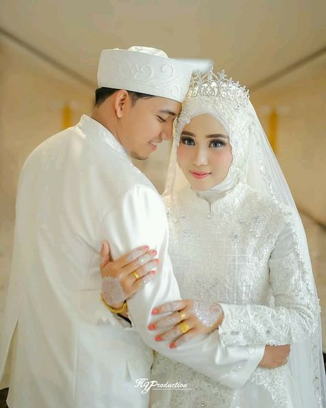 Foto Akad, Wedding Akad, Wedding Couple Pose, Kulot Pants Outfit, Kulot Pants Outfit Hijab, Kulot Pants Outfit Hijab Casual, Muslim Wedding Photos, Pose Pengantin, Kulot Pants