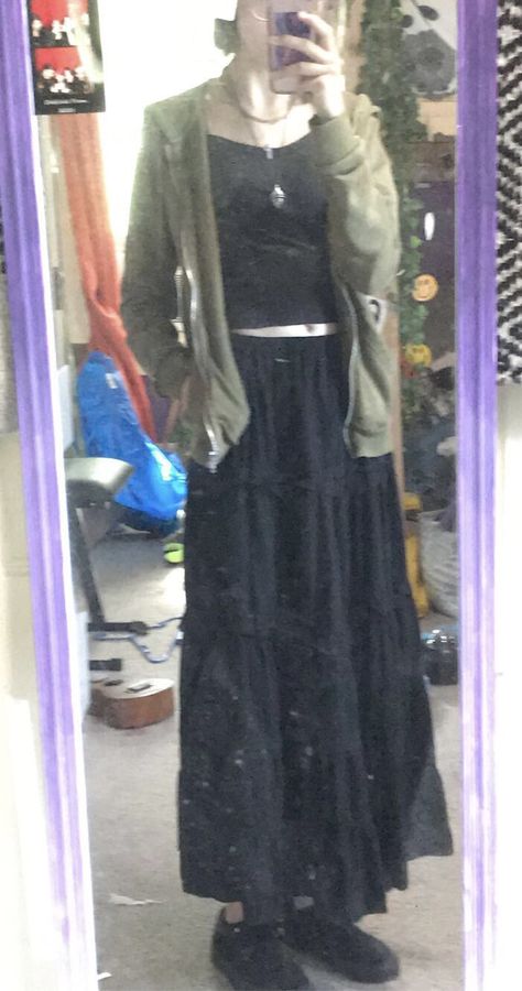 Long Skirt Fairy Grunge, Long Skirt Outfits Aesthetic Grunge, Outfits With New Rock Shoes, Gothic Long Skirt Outfit, How To Style Long Black Skirt, Outfits With Long Black Skirts, How To Style A Long Black Skirt, Long Skirt Grunge, Goth Skirt Outfit