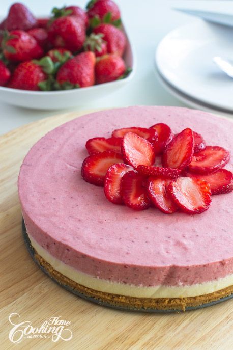 No-Bake White Chocolate Strawberry Mousse Cake Summer Strawberry Desserts, Strawberry Mousse Cake, Strawberry White Chocolate, White Chocolate Strawberries, Strawberry Mousse, White Chocolate Mousse, Mousse Dessert, Cook Recipes, Chocolate Cakes