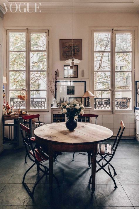 Small Paris Apartment, Paris Apartment Interiors, Chic Parisian Apartment, Parisian Apartment Decor, Paris Interiors, Parisian Interior, French Apartment, Interior Design Minimalist, Paris Home