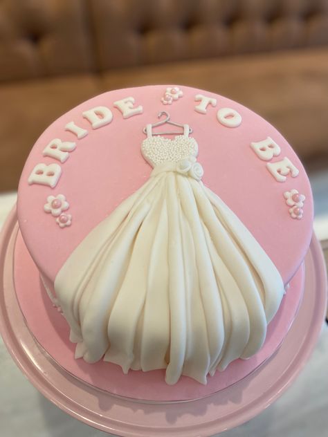 Bride To Be Cakes Ideas, Bride To Be Cake, Bride Cake, Bridal Shower Bachelorette Party Ideas, Bachelorette Cake, Engagement Cookies, Brides Cake, Cake Bridal, Small Cakes