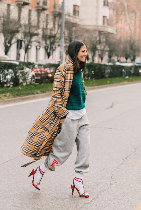 Walking Down The Street, Street Style Edgy, Moda Chic, Collage Vintage, Event Outfit, Plaid Coat, Fashion Weeks, Outfits Winter, Moda Vintage