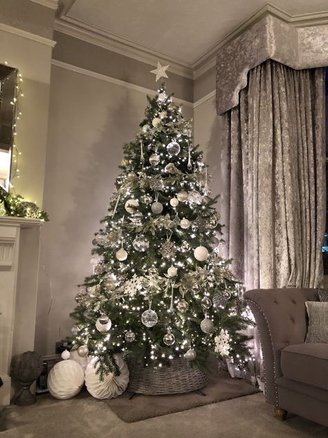 Ideas Decoracion Navidad, White Christmas Tree Decorations, Silver Baubles, Christmas Tree Inspo, Christmas Tree Decorating Themes, Elegant Christmas Trees, Silver Christmas Tree, Christmas Decor Inspiration, White Christmas Trees