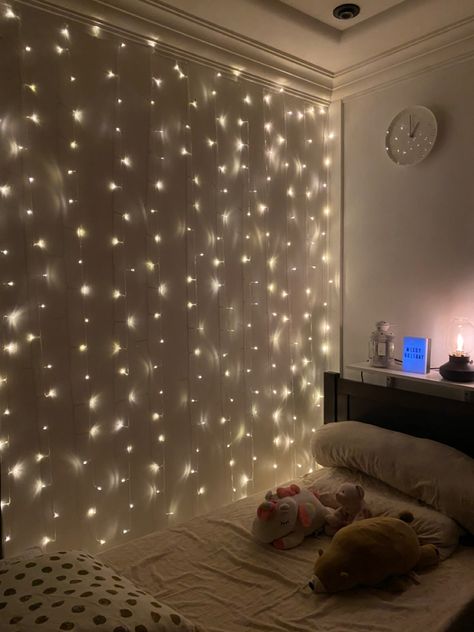 Fairy Lights Inspo Bedroom Ideas, Fairy Lights Above Bed Ceiling, Bedroom With Curtain Lights, Fairy Light Curtains Bedroom, Fairy Light Bedroom Decor, Fairy Lights Under Loft Bed, Room Light Decor Ideas, Curtain Lights Ideas For Bedroom, Dangly Lights Bedroom