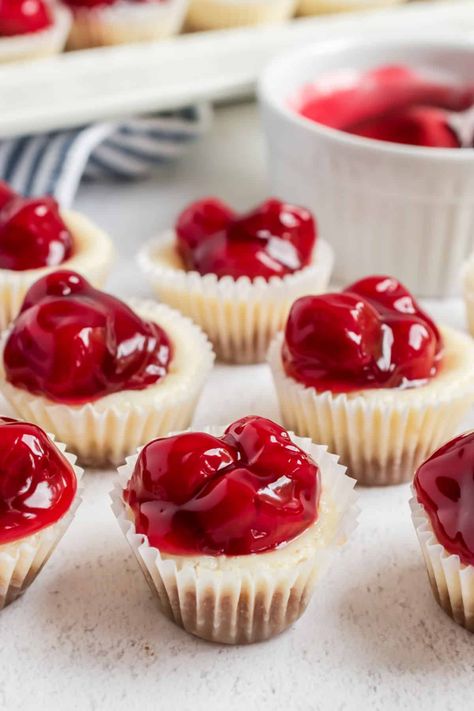 Mini Cherry Cheesecakes, Cherry Cheesecake Recipe, Mini Cheesecake Recipes, Ww Desserts, Cherry Cheesecake, Weight Watchers Desserts, Cheesecake Bites, Mini Cheesecakes, Brunch Ideas