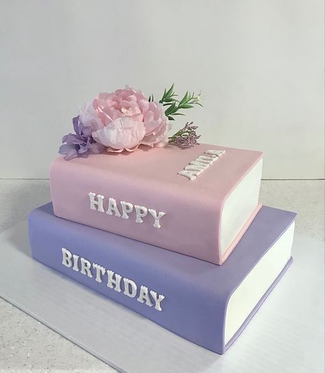 Bookish Birthday Cakes, Book Themed Cakes, Cake For Book Lover, Book Birthday Cake, Birthday Cake Ideas For Book Lovers, Book Themed Cake, Book Cake Ideas Birthday, Cake Book Design Ideas, Birthday Cake Book