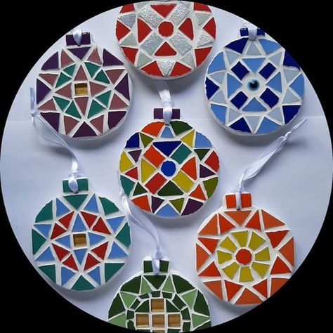 Things To Mosaic, Christmas Mosaic Ideas, Mosaic Christmas Ornaments, Broken Glass Crafts, Mosaic Christmas, Christmas Mosaics, Mosaic Art Diy, Mosaic Flower Pots, Mosaic Garden Art