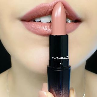 Esra (@makeupbyesra) • Instagram-Fotos und -Videos Mac Matte Lipstick Shades, Mac Makeup Eyeshadow, Beauty Eye Makeup, Perfect Nude Lipstick, Mac Makeup Looks, Mac Lipstick Colors, Mac Lipstick Swatches, Mac Lipstick Shades, Matte Lipstick Colors