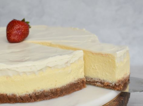 Low-FODMAP 'Copycat' The Cheesecake Factory Original Cheesecake; Gluten-free, Lactose-free | Rachel Pauls Food Cheesecake Factory Original Cheesecake, Original Cheesecake Recipe, Cookie Crust Recipe, Original Cheesecake, Fodmap Food, Fodmap Foods, Fodmap Diet Recipes, The Cheesecake Factory, Cheesecake Toppings