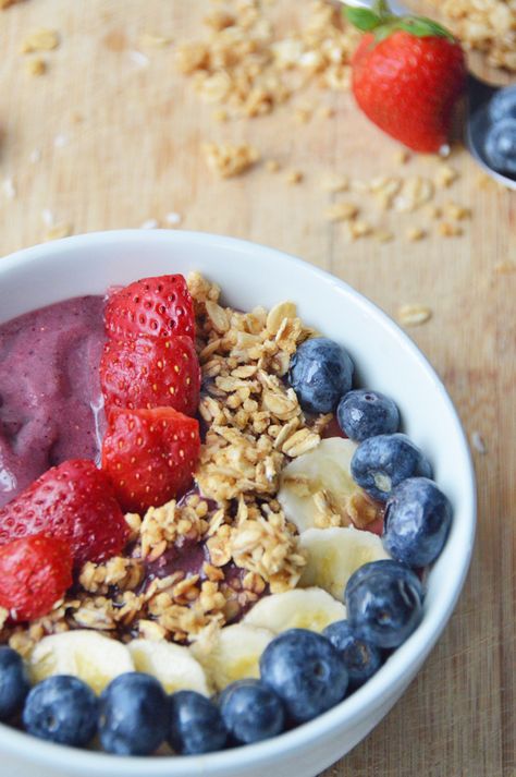 My Go-To Acai Smoothie Bowl This Summer (Customizable Recipe) | Pumps & Iron Acie Bowls, Smoothies Bowls, Snacks Diy, Açaí Bowls, Acai Bowls Recipe, Poke Bowls, Acai Smoothie Bowl, Acai Smoothie, Smoothie Bar