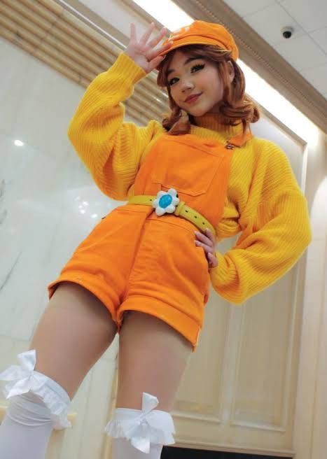 Princess Daisy Outfit Ideas, Mario Party Cosplay, Diy Princess Daisy Costume, Princess Daisy Outfits, Mario Princesses Costume, Luigi And Daisy Costume, Princess Daisy Makeup, Princess Daisy Costume Diy, Daisy Mario Costume